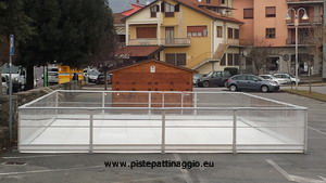 la pista di pattinaggio installata a Villafranca in Lunigiana