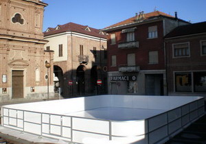 una pista installata a Caselle nella piazza principale